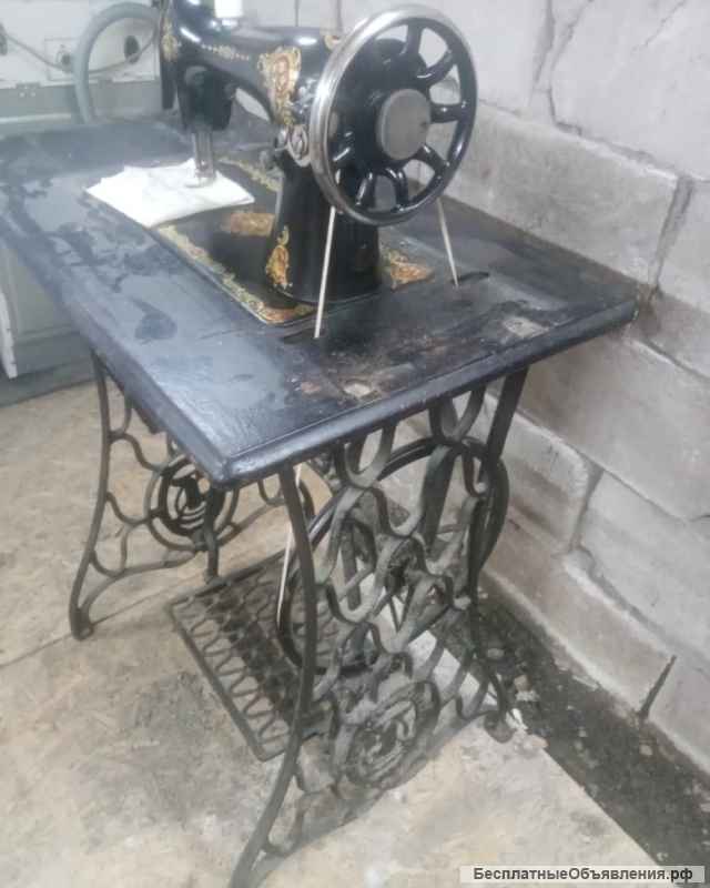 Швейная машина бу СССР Отличное состояние. Есть другая похожая швейная машина на станине. Есть нас