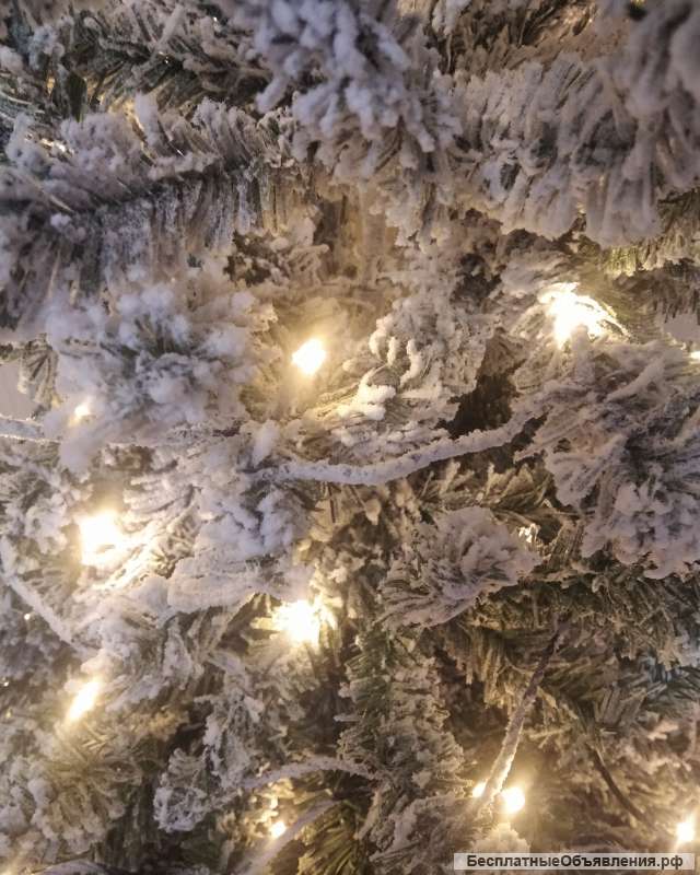 Елка искусственная заснеженная с гирляндой