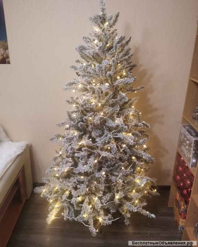 Елка искусственная заснеженная с гирляндой