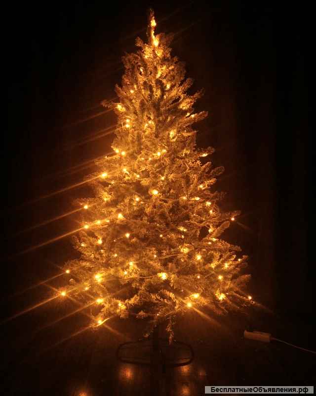 Елка искусственная заснеженная с гирляндой