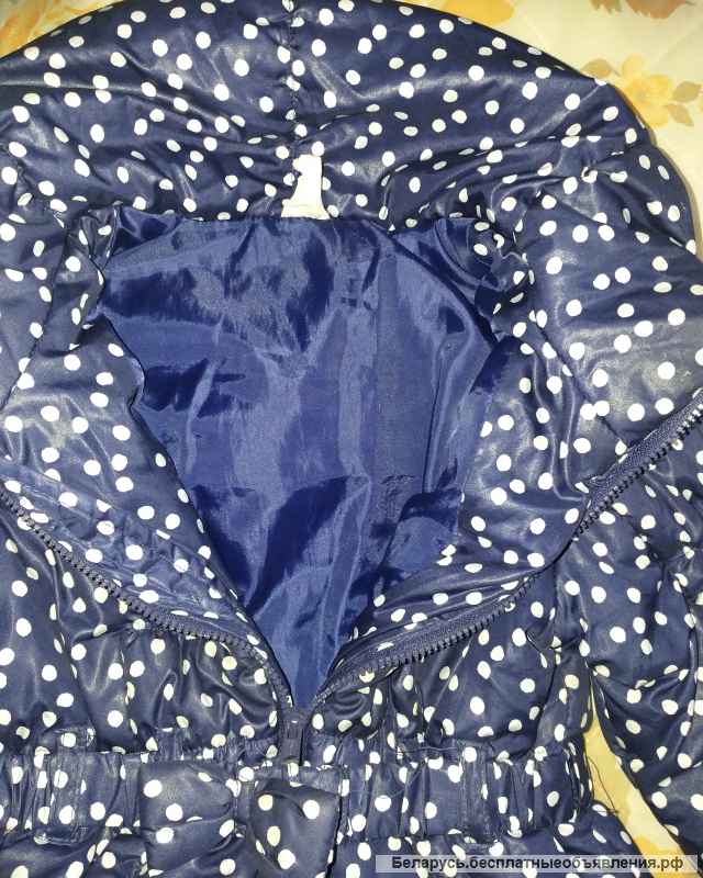 Куртка синяя в горохи с воротником высоким на 2-3года, б.у