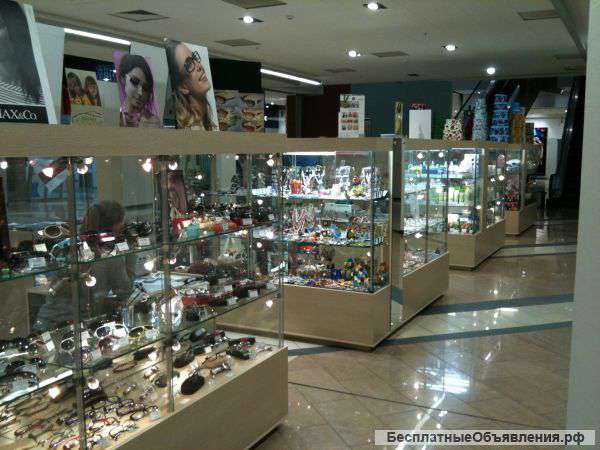 Продавец в бутик "Императорский фарфор"