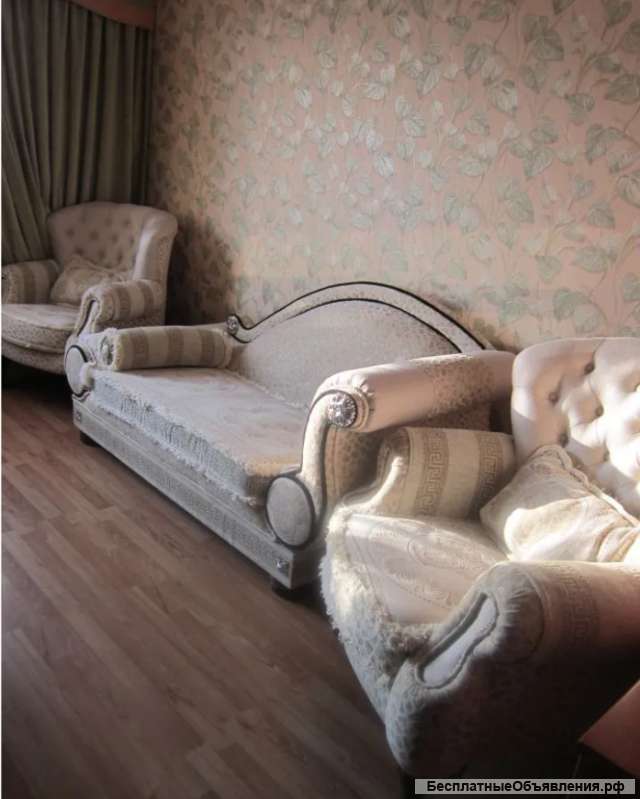 Два кресла, кушетка, подушки