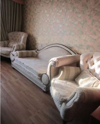 Два кресла, кушетка, подушки