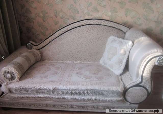 Два кресла, кушетка, подушки