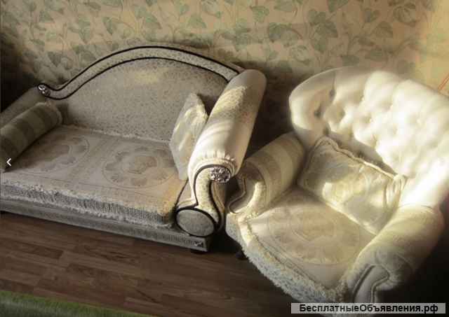 Два кресла, кушетка, подушки