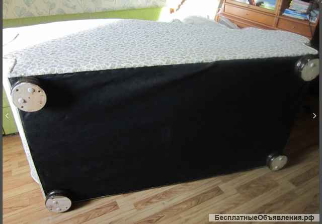 Два кресла, кушетка, подушки