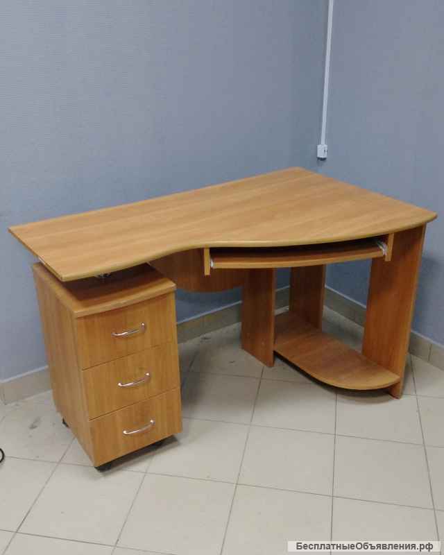 Столы компьютерные, шкафы одёжные