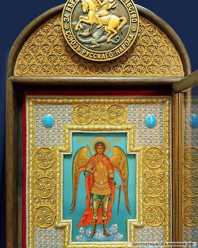 Икона Святой Архангел Михаил в киоте