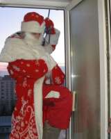 Поздравление Деда Мороза через окно