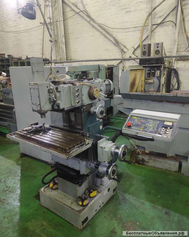 Широкоуниверсальный фрезерный станок 6720вф2