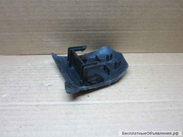 Уплотнение кронштейна переднего бампера (левое) - Audi A6) C5, AEB