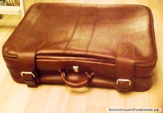 Вместительный кожаный чемодан на колесиках