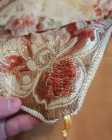 Вышитые золотистые чехлы на подушки 2 штуки есть Авито-Доставка