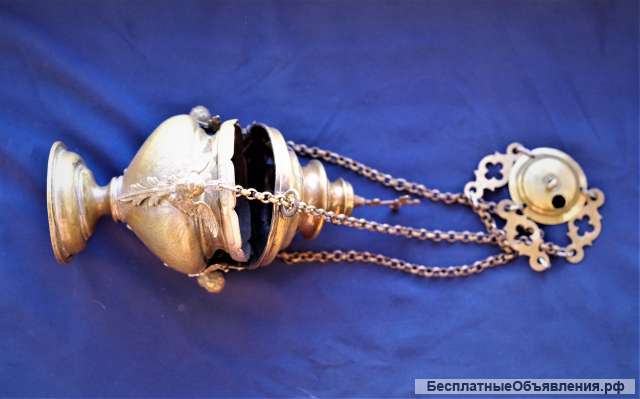 Старинное кадило большого размера в стиле Русский Ампир, украшенное литыми фигурами ангелов. XIX в.