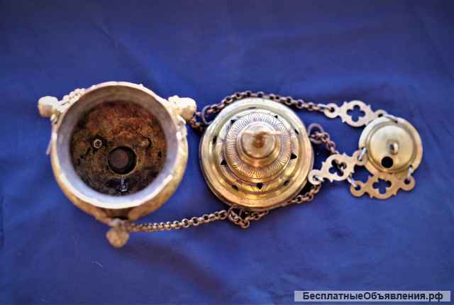 Старинное кадило большого размера в стиле Русский Ампир, украшенное литыми фигурами ангелов. XIX в.