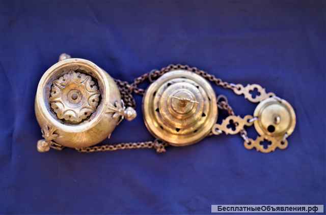 Старинное кадило большого размера в стиле Русский Ампир, украшенное литыми фигурами ангелов. XIX в.