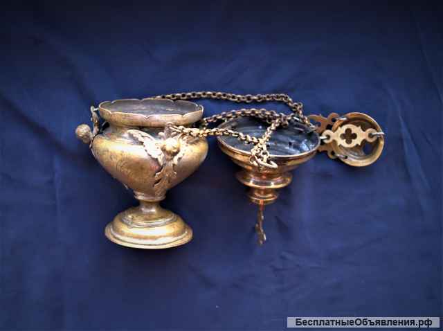Старинное кадило большого размера в стиле Русский Ампир, украшенное литыми фигурами ангелов. XIX в.