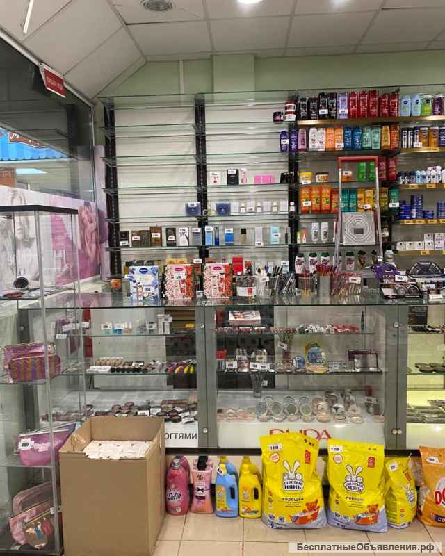 11 прилавков и 17 витрин