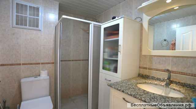 В центре города, в районе Тосмура на охраняемой территории комплекса