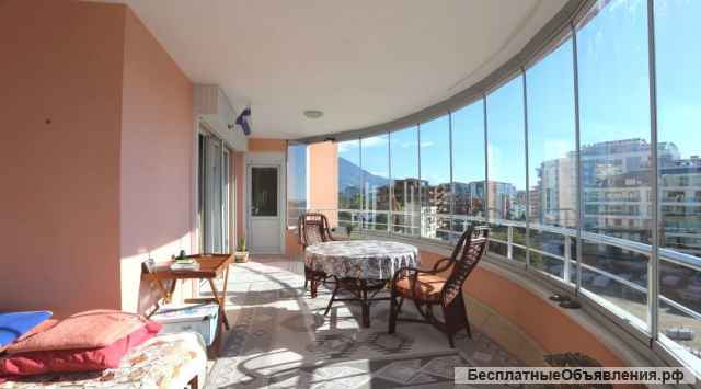 В центре города, в районе Тосмура на охраняемой территории комплекса