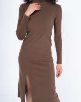 Стильное повседневное платье с разрезом