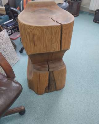 Барный стул из бревна