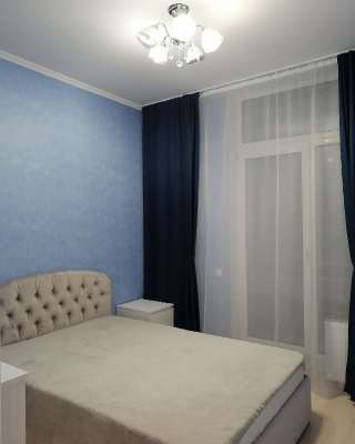 Двуспальная кровать с ортопедическим матрасом и основанием