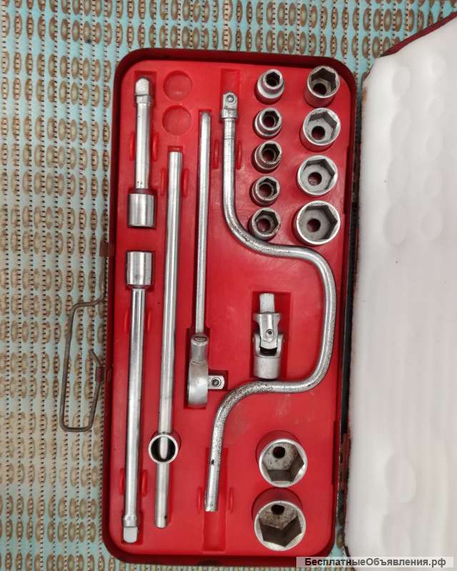 Набор трещетка с головками в чемодане