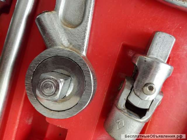 Набор трещетка с головками в чемодане