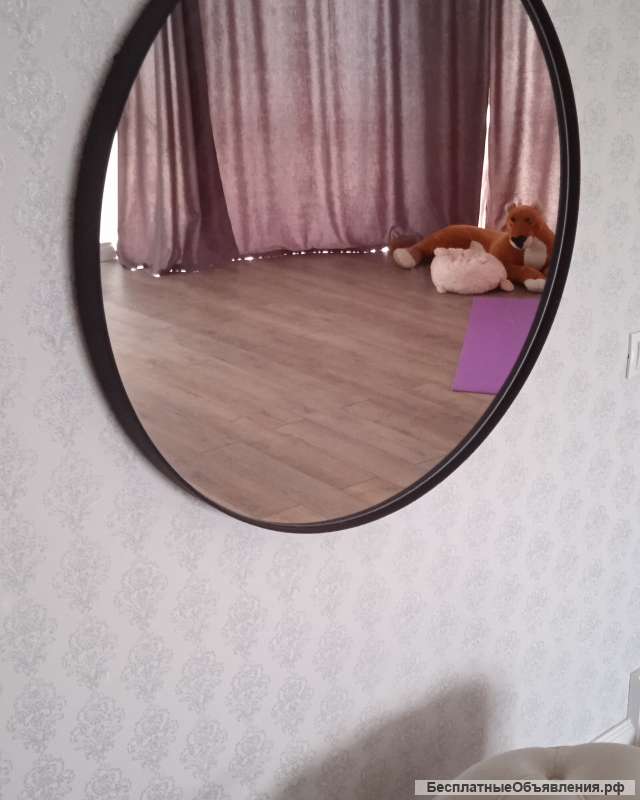 Круглое зеркало в металлической обруче