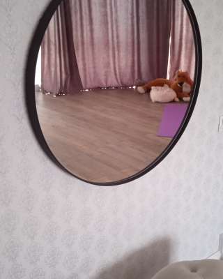 Круглое зеркало в металлической обруче