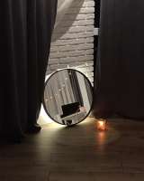 Круглое зеркало в металлической обруче