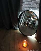 Круглое зеркало в металлической обруче