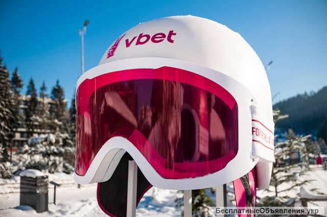 Гигантские горнолыжные шлемы. Объёмные рекламные фигуры из пластика