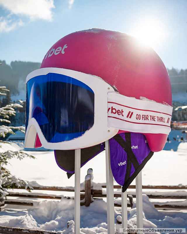 Гигантские горнолыжные шлемы. Объёмные рекламные фигуры из пластика