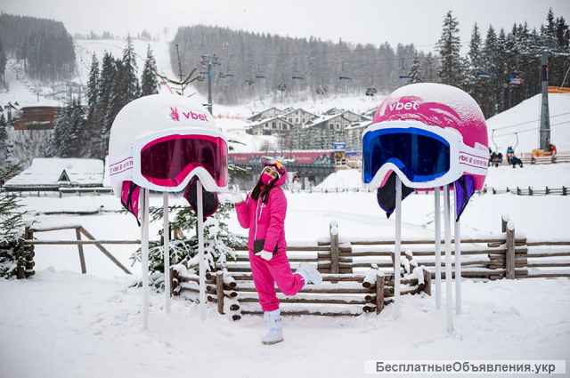 Гигантские горнолыжные шлемы. Объёмные рекламные фигуры из пластика