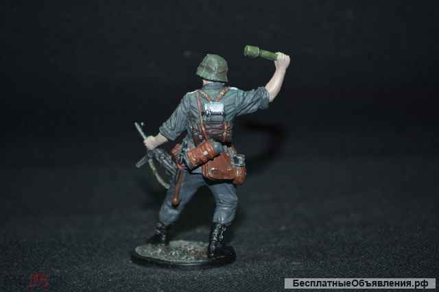 Оловянный солдатик 54 мм. Автоматчик с гранатой Вермахт. 1941 - 1945 гг.