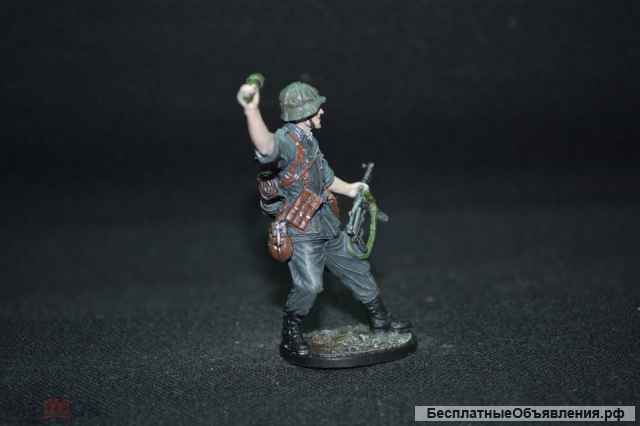 Оловянный солдатик 54 мм. Автоматчик с гранатой Вермахт. 1941 - 1945 гг.