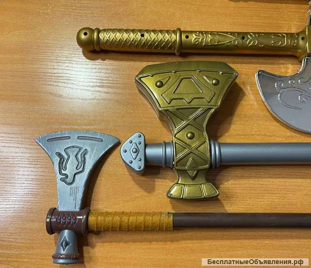 Игрушечный пластиковый топор