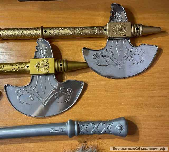 Игрушечный пластиковый топор