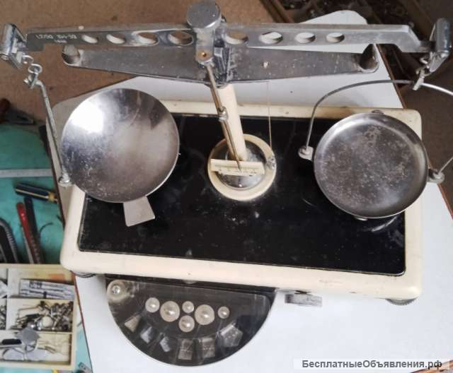 Весы с гирями