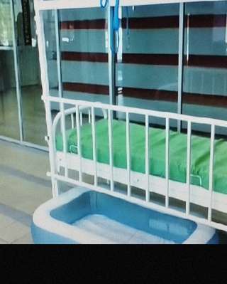 Функциональная кровать с переворачиванием лежачего больного человека на бок и живот