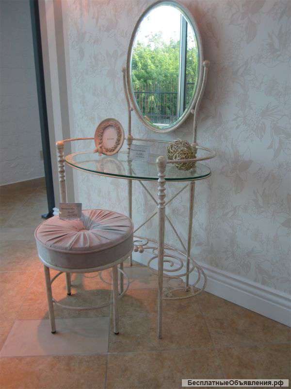 Элегантный туалетный столик