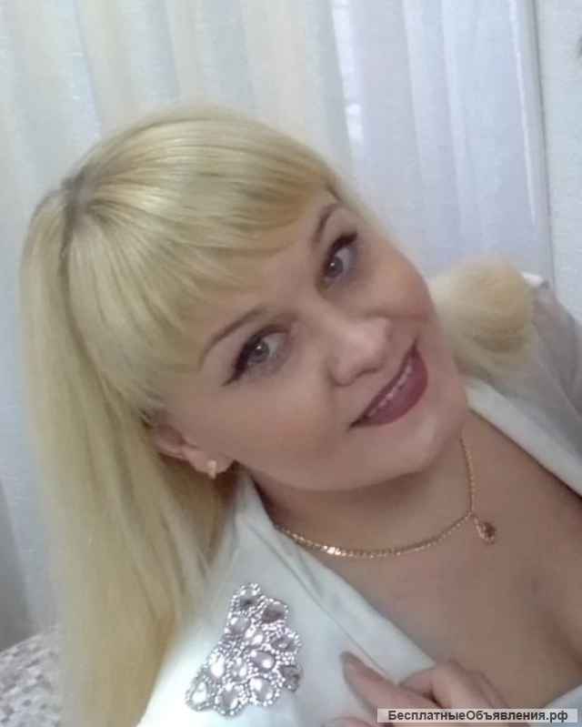 Ведущая Яна Снежина