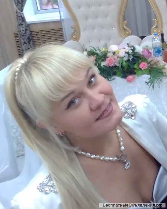 Ведущая Яна Снежина