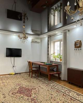 Дом, 2 этажа, 8 комнат, Ахунбаева/ Каралаева, 180 000 $, б/п