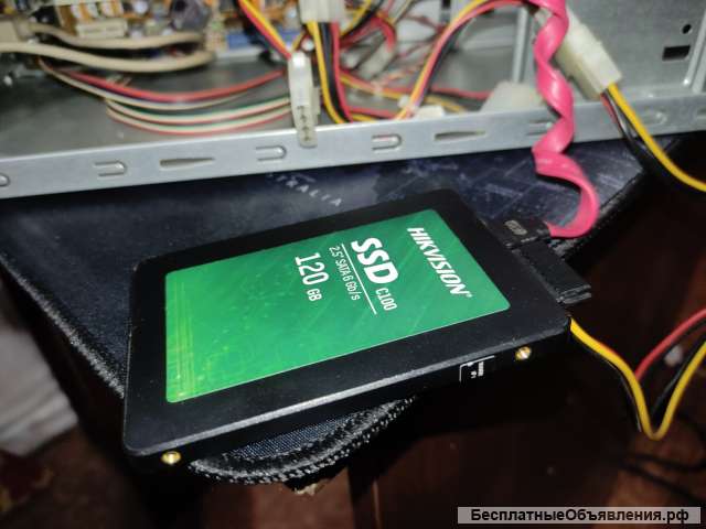 ПК в комплекте: системный блок, монитор, роутер, колонки