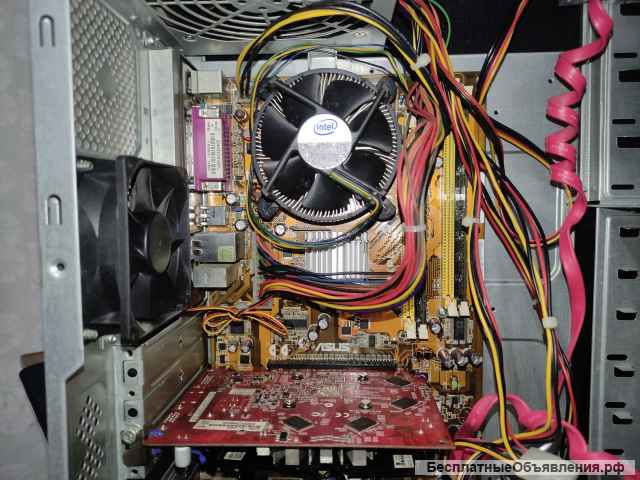 ПК в комплекте: системный блок, монитор, роутер, колонки