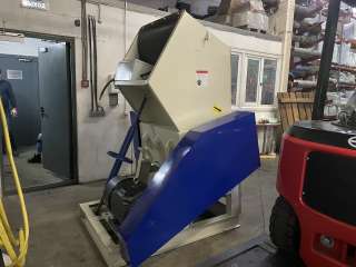 Дробилка для пластиковых изделий DSNL-800 (500 кг/ч)